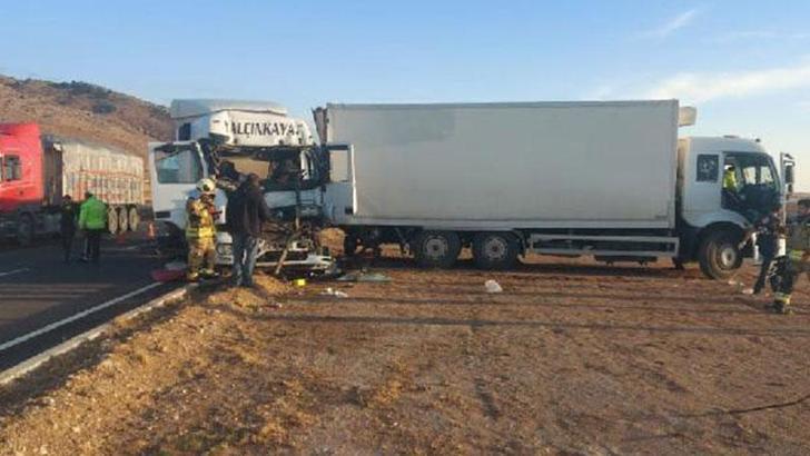TIR, kamyona çarptı: 1 ölü, 2 yaralı