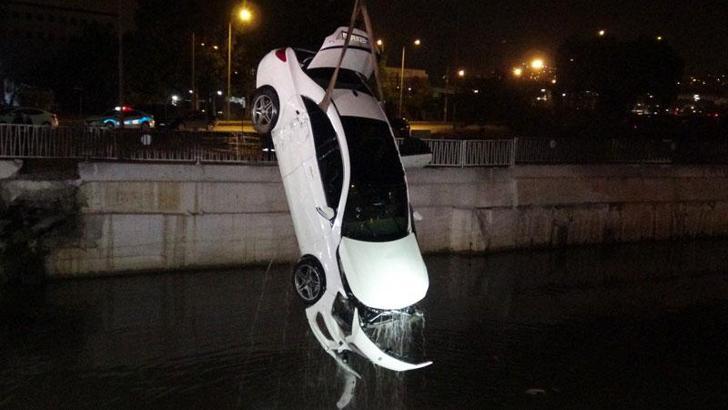 İzmir'de otomobil, çaya uçtu; Kırgız kadın öldü, 1'i Ukraynalı 3 yaralı