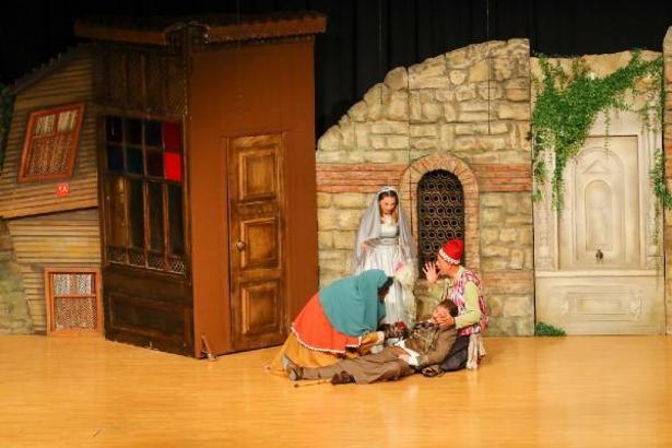 ‘Kumpanyada Curcuna’ prömiyerini Başakşehir’de yaptı