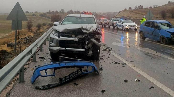 Orman müdürlüğünün kamyoneti ile otomobil çarpıştı: 4 yaralı