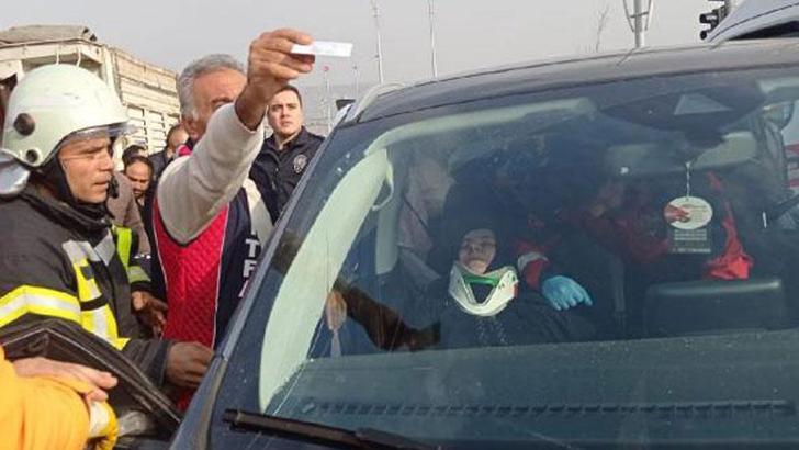 Minibüs ile otomobil çarpıştı: 3 yaralı