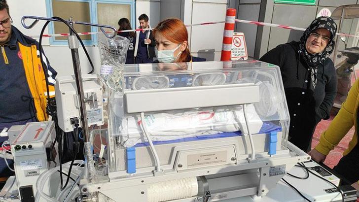 Yeni doğan kız bebek, battaniyeye sarılı olarak terk edildi