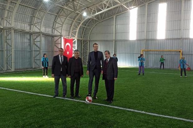 Aydınlar Beldesi'nde kapalı halı saha açılışı yapıldı