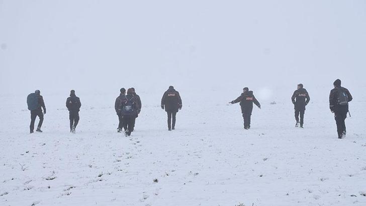 Kayıp kadın için sis etkili arazide arama