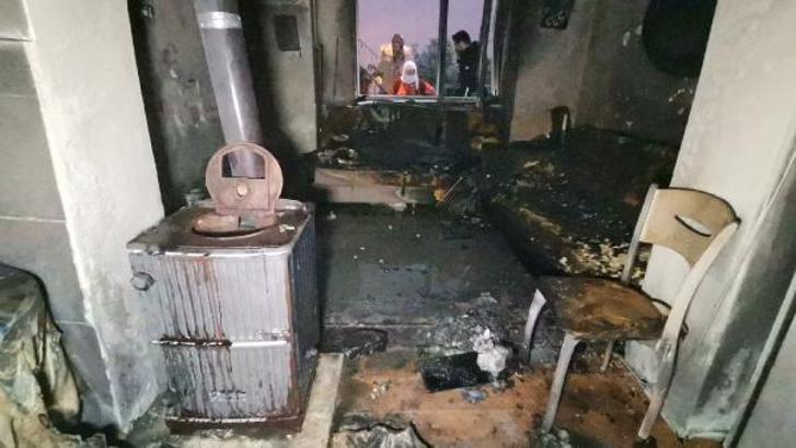Sobaya dökülen benzin parlayınca yangın çıktı; kayınvalide ile gelin hastaneye kaldırıldı