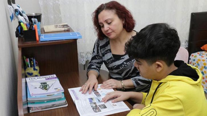 Evde eğitim gören cam kemik hastası İsmet'in hedefi savcı olmak