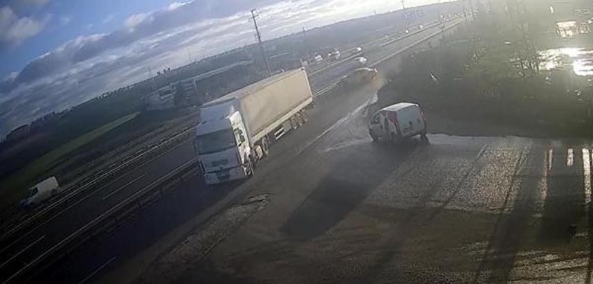 Şerit değiştiren TIR’a çarpmamak manevra yapan taksi bariyere çarptı