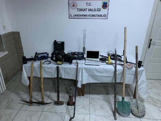 Kaçak kazı şüpheliler suçüstü yakalandı