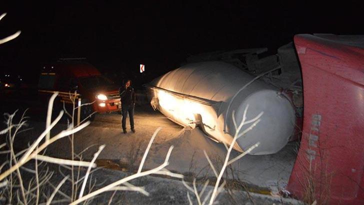 TIR ile otomobil çarpıştı: 1 ölü, 4 yaralı