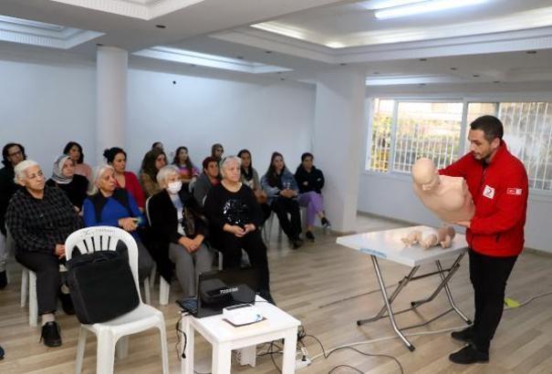 Akdeniz'de mahalle sakinlerine ilk yardım eğitimi