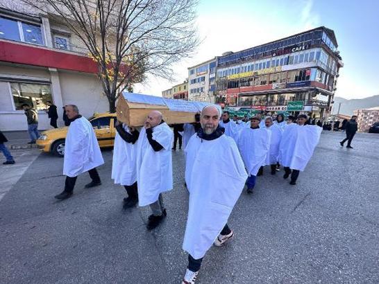 Tunceli'de çöp tesisine karşı çıkan köylülerden kefenli- tabutlu protesto