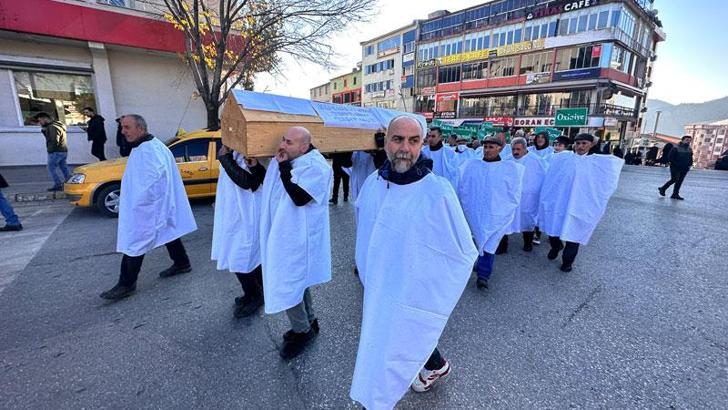 Tunceli'de çöp tesisine karşı çıkan köylülerden kefenli- tabutlu protesto
