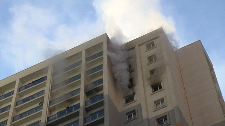 Esenyurt'ta 25 katlı binanın 18. katında yangın