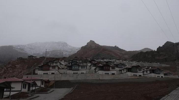 Su altında kalacak Yusufeli'nde köylerdeki 'villa tipi' evlere göç