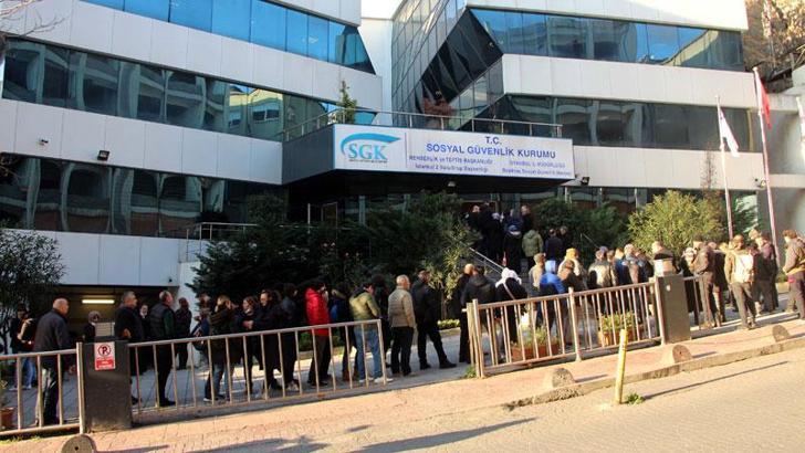 İstanbul'da SGK müdürlükleri önünde EYT yoÄŸunluÄŸu