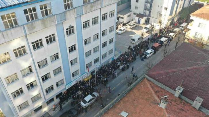 Bağcılar'da EYT kuyruğunda bekleyenlere belediye ekiplerinden ikram