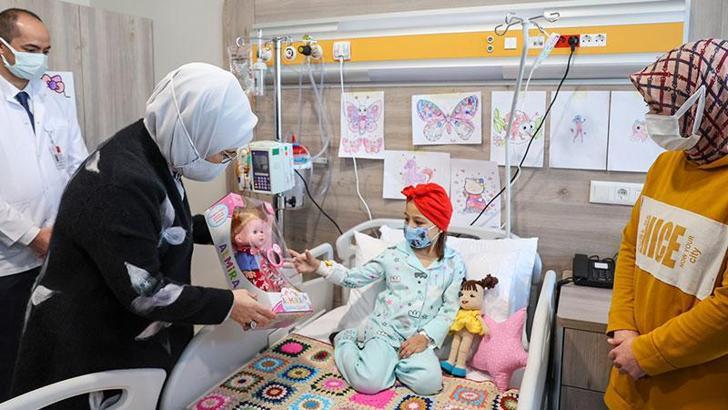 Emine Erdoğan'dan kanser hastası çocuklara moral ziyareti