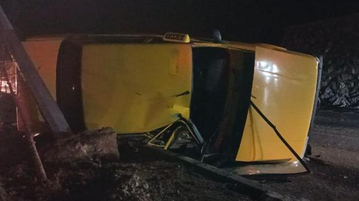 Elazığ'da refüje çıkan taksi yan yattı: 3 yaralı