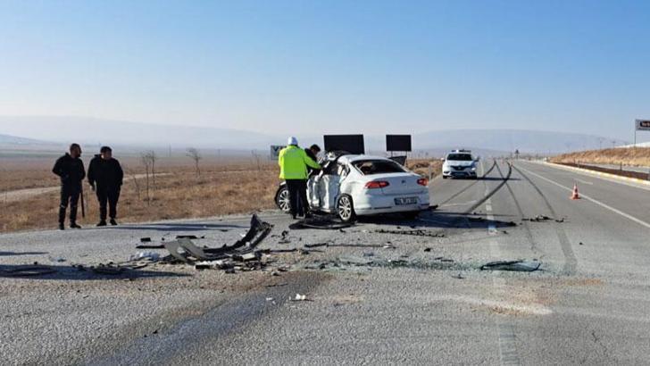 Otomobil TIR'a çarptı: 2 ölü