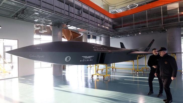 Bakan Akar, 'Bayraktar Kızılelma'yı inceledi