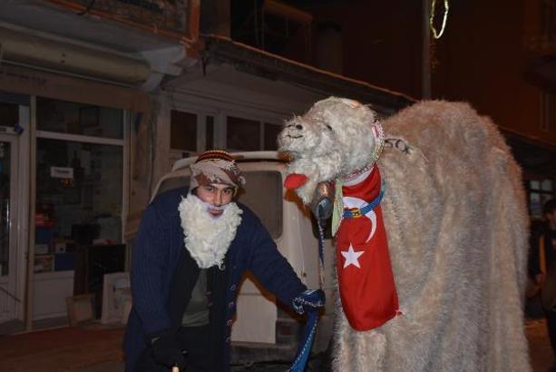 Ardahan'da yeni yıla deve oyunu ile bahşiş toplayarak girdiler