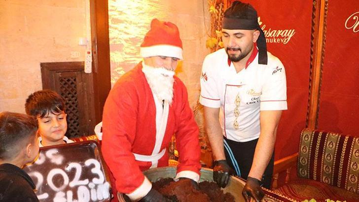 Şanlıurfa'da 'Noel Babo' çiğköfte yoğurdu