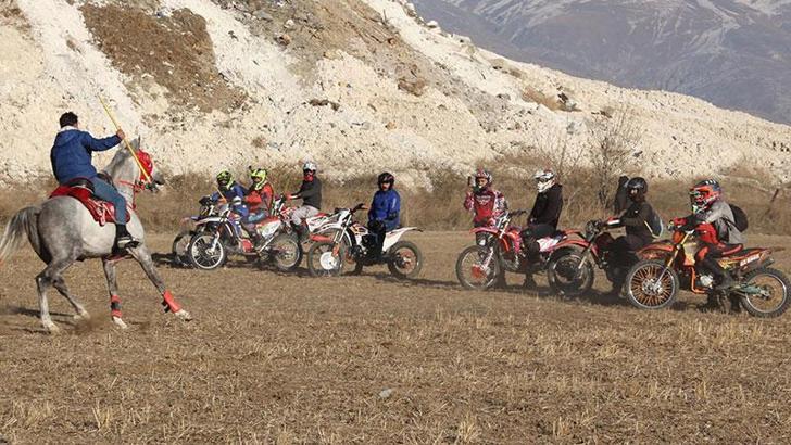 Atlı ciritçiler, motokros sporcularına karşı