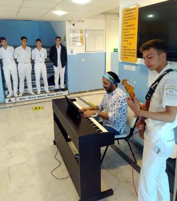 Denizcilik Lisesi öğrencilerinden teneffüslerde canlı performans