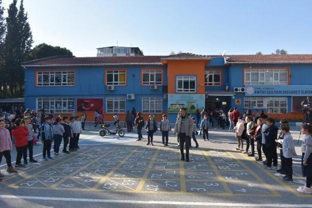 İzmir'de matematik seferberliği; ilkokul öğrencileri eğlenerek öğreniyor