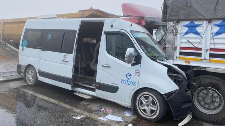 Sis zincirleme kazaya neden oldu: 20 yaralı