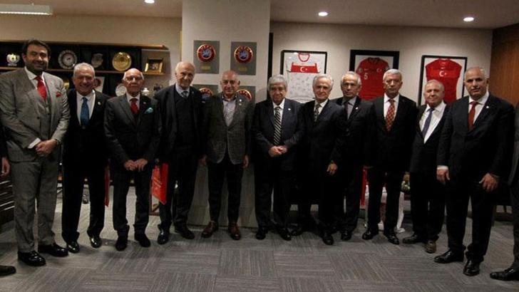 Türkiye Futbol Adamları Derneği'nden TFF’ye öneri: Maçlardan önce gençler oynasın
