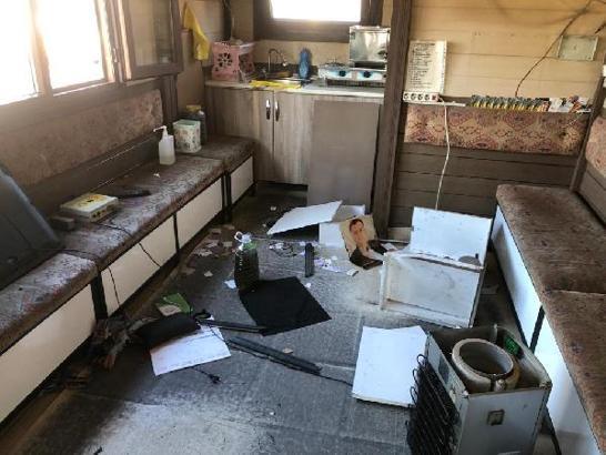 Taksi durağına zarar veren kişiyi dövüp, polise teslim ettiler