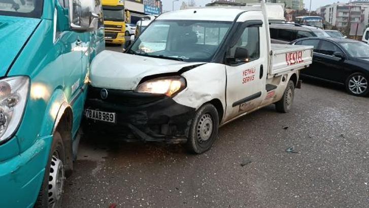 Kamyonet önce otomobile sonra minibüse çarptı: 1 yaralı