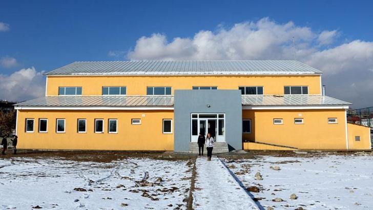 Yüksekova'da, teröristlerin yıktığı spor salonunun yerine, spor kompleksi yapıldı