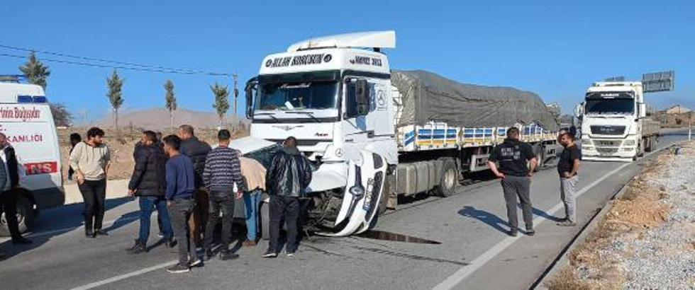 TIR'la otomobil çarpıştı: 1 ölü