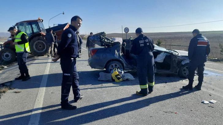 Eskişehir'de traktör ile otomobil çarpıştı: 3 yaralı
