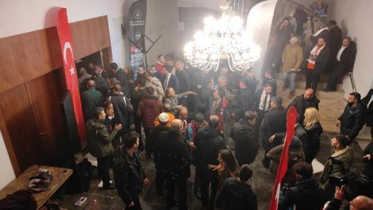 Kars'ta bir otelin asma tavanı çöktü; yaralılar var