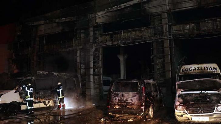 Oto tamirhanesinde çıkan yangında 2'si ambulans 10 araç hasar gördü