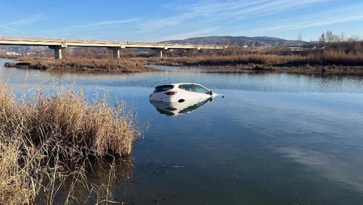 Nehirde otomobil bulundu, sahibinin 'Araba gölde' mesajı attığı ortaya çıktı
