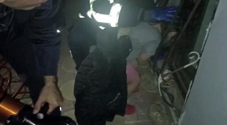 Başı korkuluk demirlerinin arasına sıkışan çocuğu itfaiye kurtardı