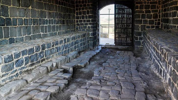 Diyarbakır’da restorasyon çalışmalarında 1700 yıllık taş döşeme ortaya çıktı