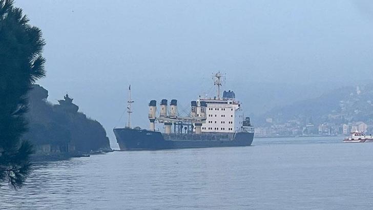 Yük gemisi karaya oturdu, Boğaz trafiği askıya alındı