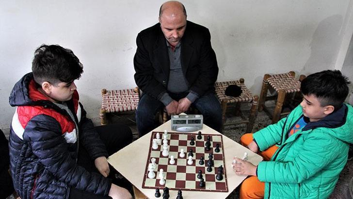 8 yaşındaki Mesut, Türkiye Şampiyonası’na ‘Satranç Kahvesi’nde hazırlanıyor