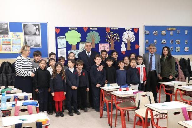 Atahan, dondurma çubuklarından yaptığı resim çerçevesini Emine Erdoğan’a gönderdi