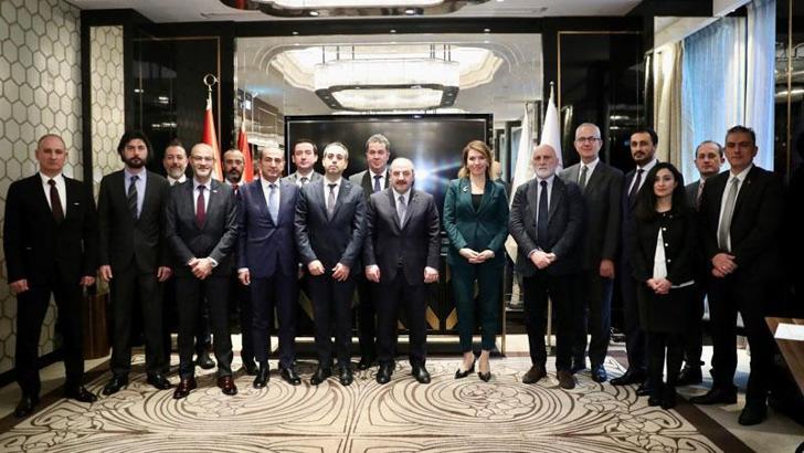 Bakan Varank, Macaristan'da Türk iş insanlarıyla görüştü