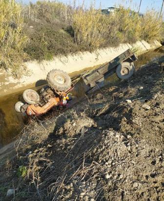 Aydın'da traktör sulama kanalına devrildi, sürücü öldü