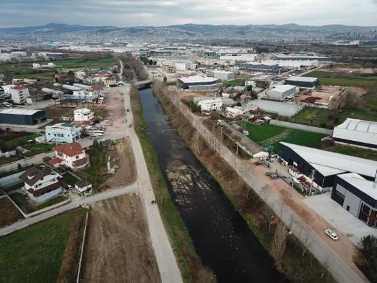 İzmit Körfezi'ne akan dere, simsiyah oldu
