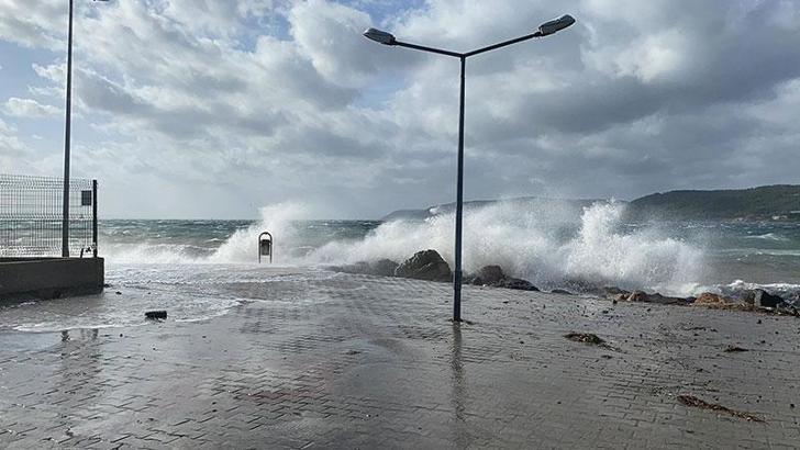 Çanakkale'de fırtına, deniz ulaşımını olumsuz etkiledi
