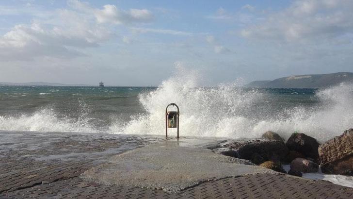 Bozcaada ve Gökçeada feribot seferlerine lodos iptali