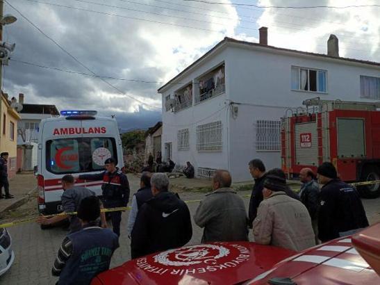 Evde çıkan yangında dumandan zehirlenen anne ve 2 çocuğu öldü